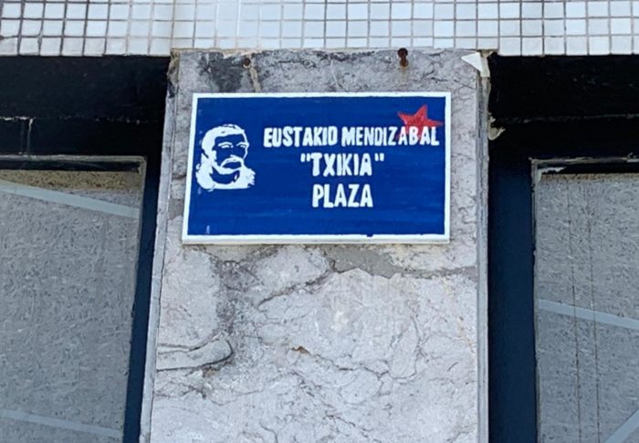 El PP de Getxo exige retirar de inmediato la placa con el nombre del etarra Txikia aparecida en la plaza de las UVES