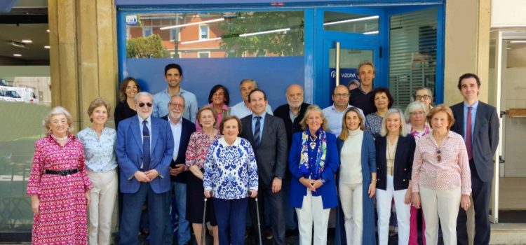 El PP de Getxo comienza su campaña con la pegada de carteles y traslada en cada barrio  la importancia de aglutinar el voto del centro-derecha