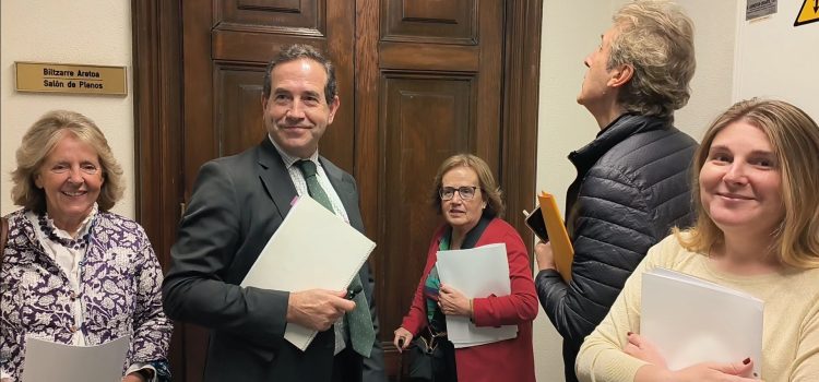 El PP de Getxo acusa a la alcaldesa de encubrir a los concejales que presuntamente han tenido trato de favor en el caso de “Irurak Bat”