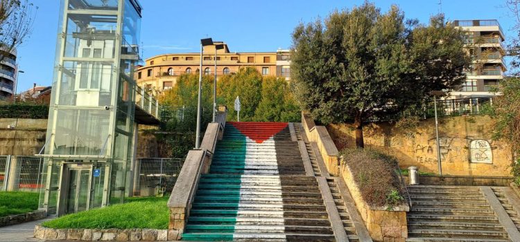 El PP de Getxo solicita que se abra un expediente sancionador a EH Bildu por las pintadas realizadas en las escaleras de Villamonte y exige que asuma los gastos de limpieza